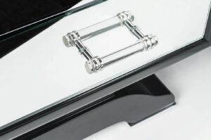 Bild 0101web Bevorzugt von der großen Pariser Gesellschaft, die Spiegelmöbel von Jacques Adnet